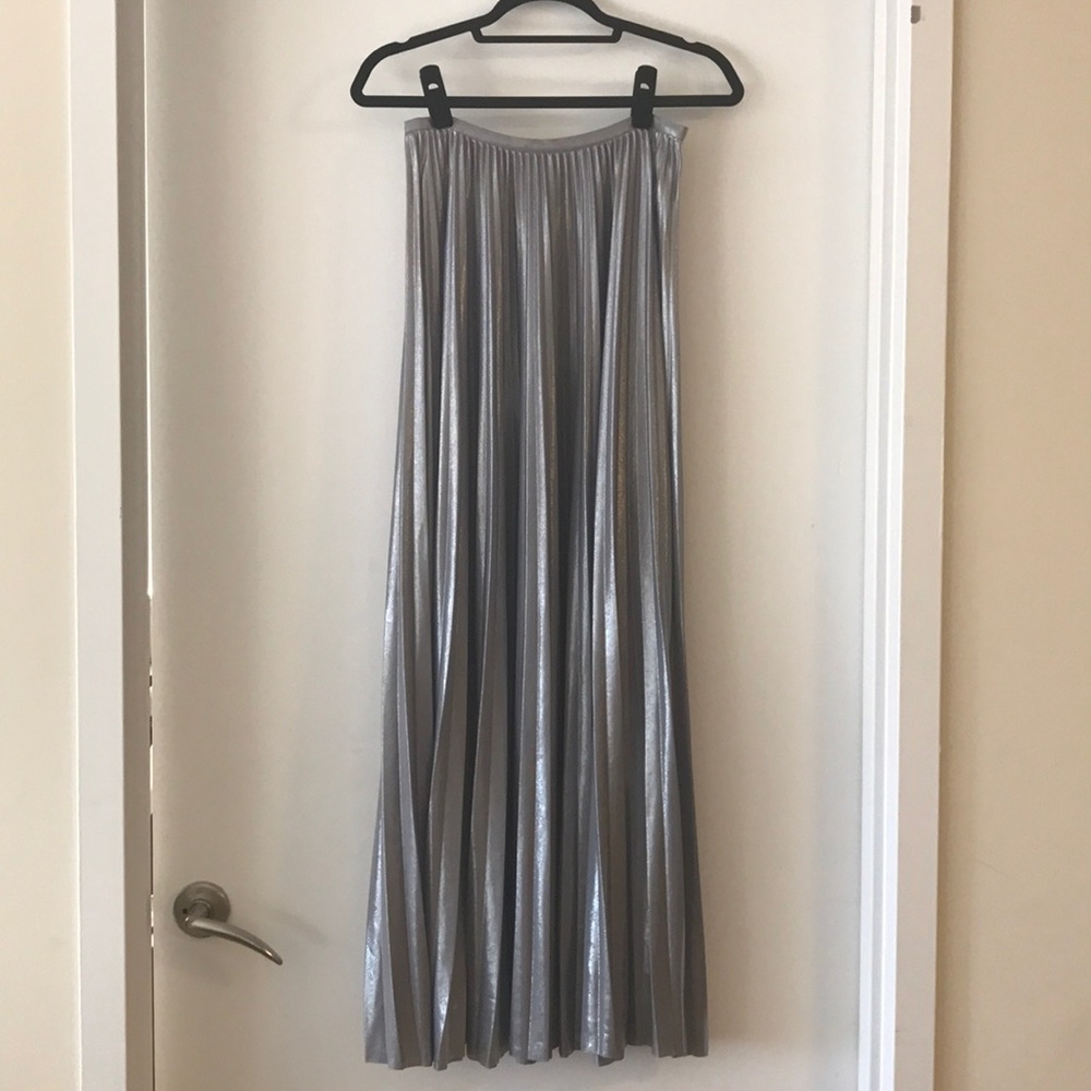 Stunning Silver Halston Heritage Skirt size 2